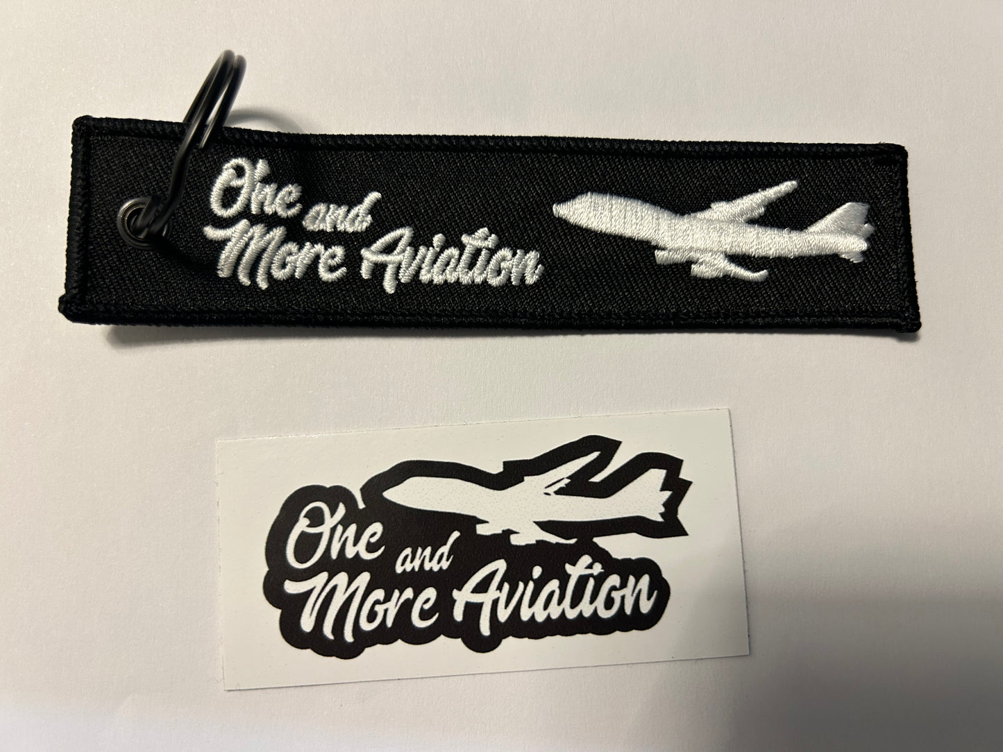 Schlüsselanhänger + Klebesticker von One and More Aviation | Aktion 1